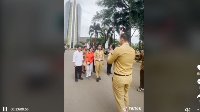 Jadi Fotografer Dadakan Gibran, Aksi Bupati Kendal Dico Ganinduto Jadi Sorotan