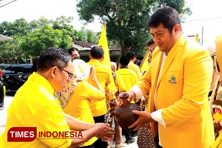 Filosofi Bucengan, Air Suci dan Pandawa Lima Iringi Penyerahan Dokumen Bacaleg Golkar Pacitan Ke KPU