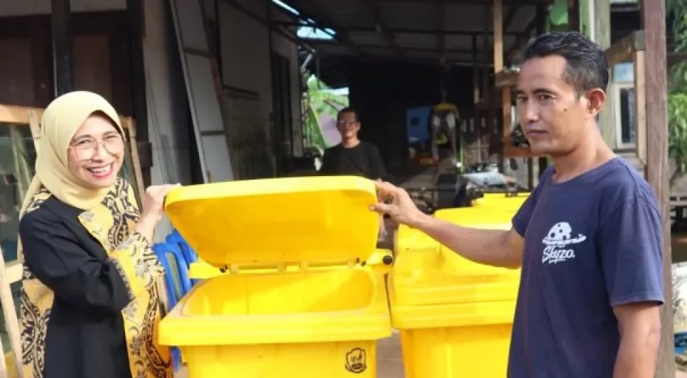 Peduli Lingkungan, Hetifah Beri Bantuan Tong Sampah Untuk Masyarakat Kutai Timur