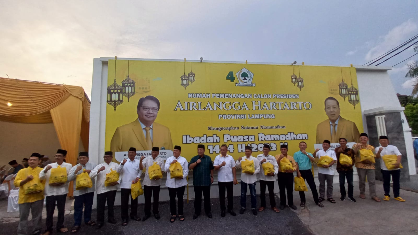 Arinal Djunaidi Bagikan 5.000 Bingkisan Lebaran Untuk Masyarakat Lampung