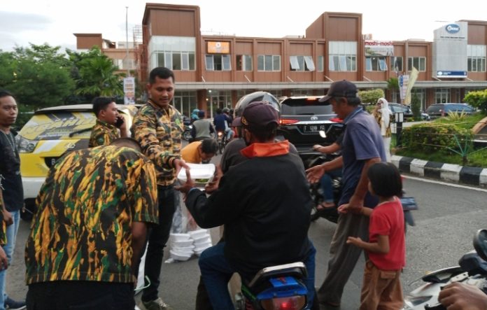 AMPG Karawang Rutin Bagikan Ratusan Takjil Tiap Hari Untuk Para Pengguna Jalan