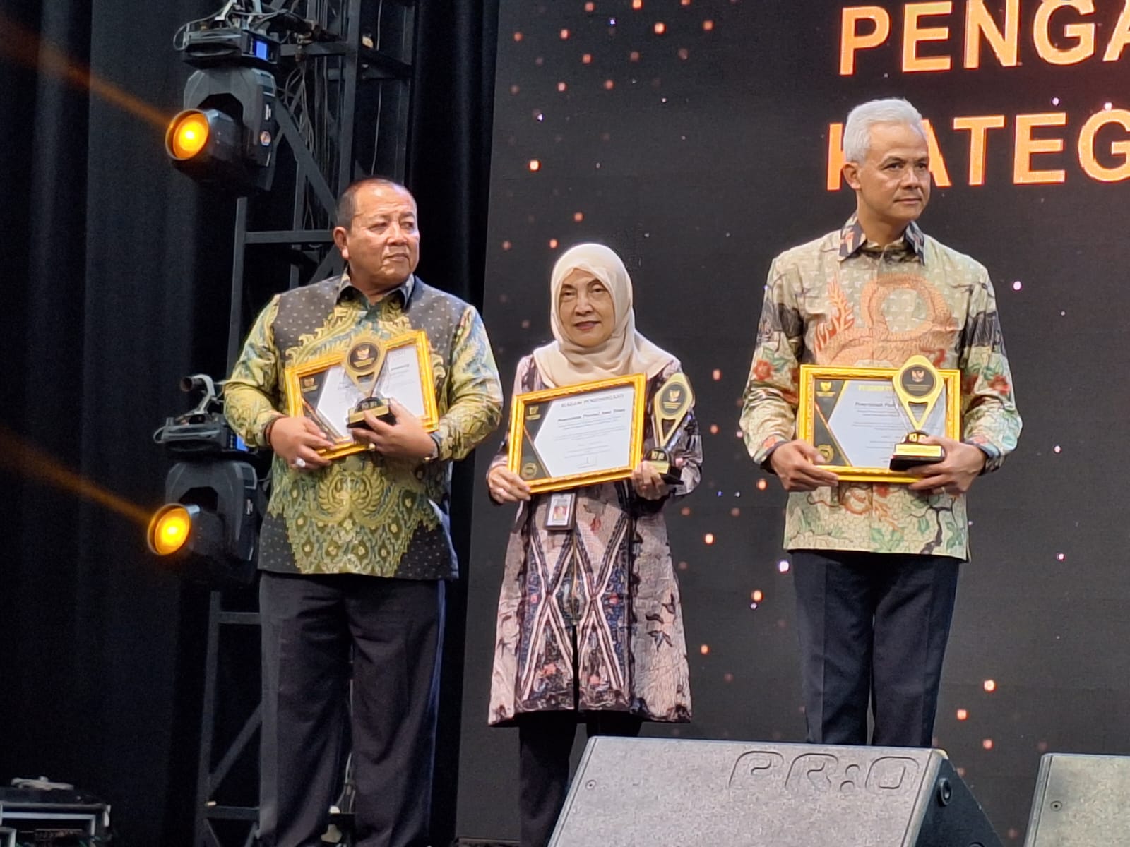 Arinal Djunaidi Dianugerahi KUR Award Oleh Menko Perekonomian Airlangga Hartarto