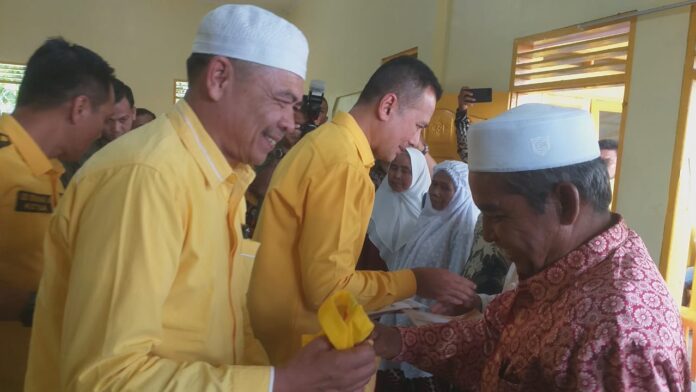 Musa Rajekshah Serahkan Bantuan Zakat Kepada Ratusan Bilal Mait di Kantor DPD Partai Golkar Madina