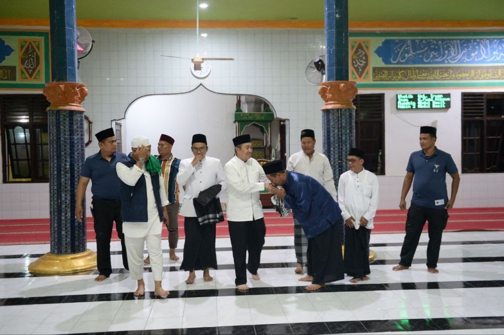 Subuh Berjamaah di Masjid Al-Isti'anah Siak, Gubri Syamsuar Ajak Galakkan Wakaf Seribu Rupiah Per Hari