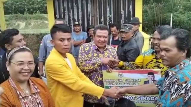 Peduli Nasib Petani, Lamhot Sinaga Beri Bantuan Alsintan Untuk Masyarakat 3 Desa di Samosir