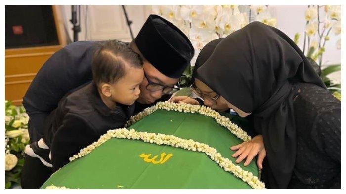 Peringati 1 Tahun Kepergian Eril, Ridwan Kamil dan Atalia Praratya Tak Kuasa Menahan Tangis