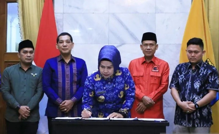 Bupati Ratu Tatu Chasanah Serahkan Bantuan Keuangan Untuk Parpol di Serang Senilai Rp. 2,48 Miliar